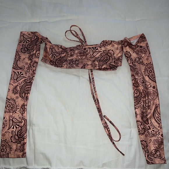 FASHIONNOVA PAISLEY PRINT OFF SHOULDER HALTER CROP TOP MEDIUM - Picture 3 of 3